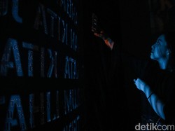 Aksi Keren Seniman Melukis Bareng Robot
