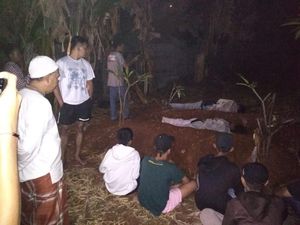 Dihukum Tidur di Kuburan, Pocong Palsu di Depok Menangis