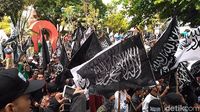 Aksi Ribuan Warga Garut Kibarkan Bendera Tauhid