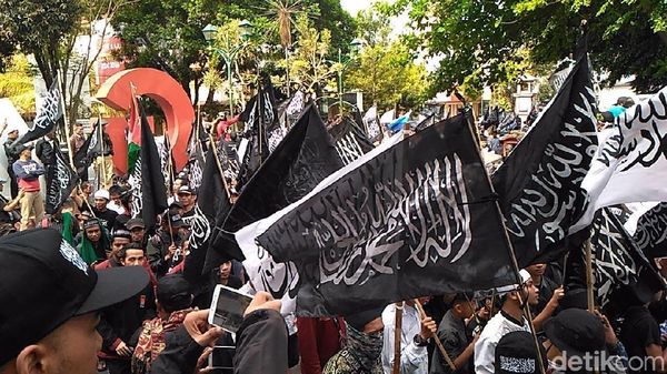 Aksi Ribuan Warga Garut Kibarkan Bendera Tauhid