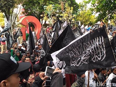 Aksi Ribuan Warga Garut Kibarkan Bendera Tauhid
