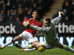 Sepanjang enam musim membela Manchester United, Ronaldo cuma membuat satu hat-trick. Itu terjadi saat dia MU berhadapan dengan Newcastle United pada musim 2007/2008. MU menang 6-0 saat itu. (Clive Brunskill/Getty Images)