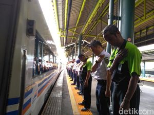 Pro-Kontra Gestur Menunduk Pegawai KAI di Mata Penumpang Kereta