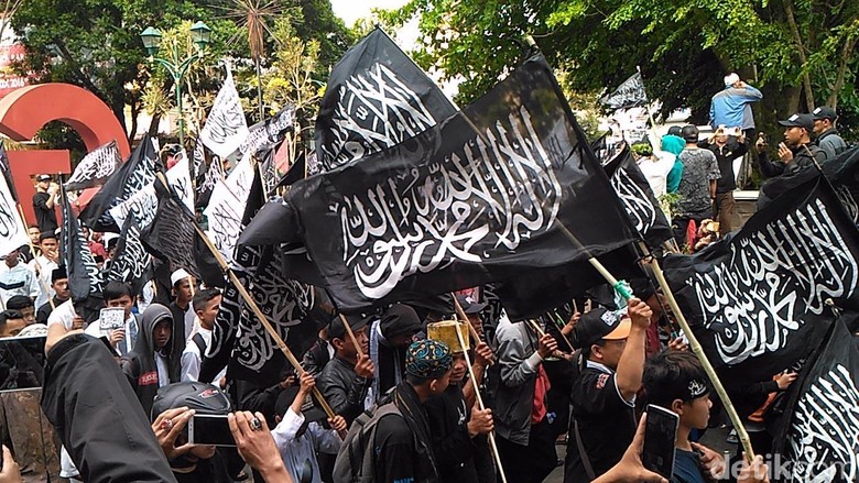 Polisi Usut Pengunggah Video Pembakaran Bendera Tauhid di Garut Polisi Usut Pengunggah Video Pembakaran Bendera Tauhid di Garut