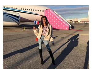 Foto: Saat Model Victorias Secret Cindy Bruna Pergi Liburan