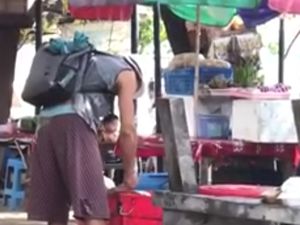 Viral Bule Mengais dan Makan dari Tong Sampah di Pantai Sanur Bali Viral Bule Mengais dan Makan dari Tong Sampah di Pantai Sanur Bali