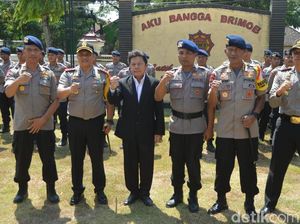 Tertipu, Ipda Rochmat Hancurkan Plakat dari PBB Palsu Tertipu, Ipda Rochmat Hancurkan Plakat dari PBB Palsu