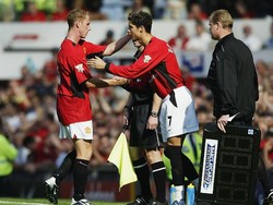 Tak butuh waktu lama buat Ronaldo menjadi pujaan fans MU. Pada laga debutnya dalam seragam Setan Merah dia tampil gemilang dengan aksi-aksi individu yang menuai decak kagum. Masuk di menit 61 saat MU dalam posisi unggul 1-0 atas Bolton Wanderers, The Red Devils pada akhirnya menutup lada dengan keunggulan 4-0. (Alex Livesey/Getty Images)