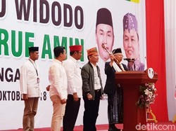 Canda Maruf Amin Dapat Mandau Kalimantan