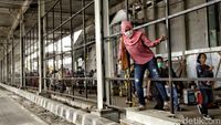 Aksi Bandel Warga Terobos Celah Skybridge Tanah Abang