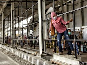 Aksi Bandel Warga Terobos Celah Skybridge Tanah Abang