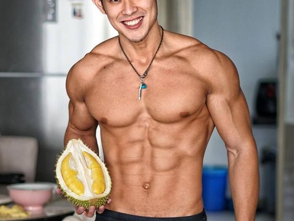 Ganteng dan Atletis, Pose Mantan Penjual Durian Saat Makan