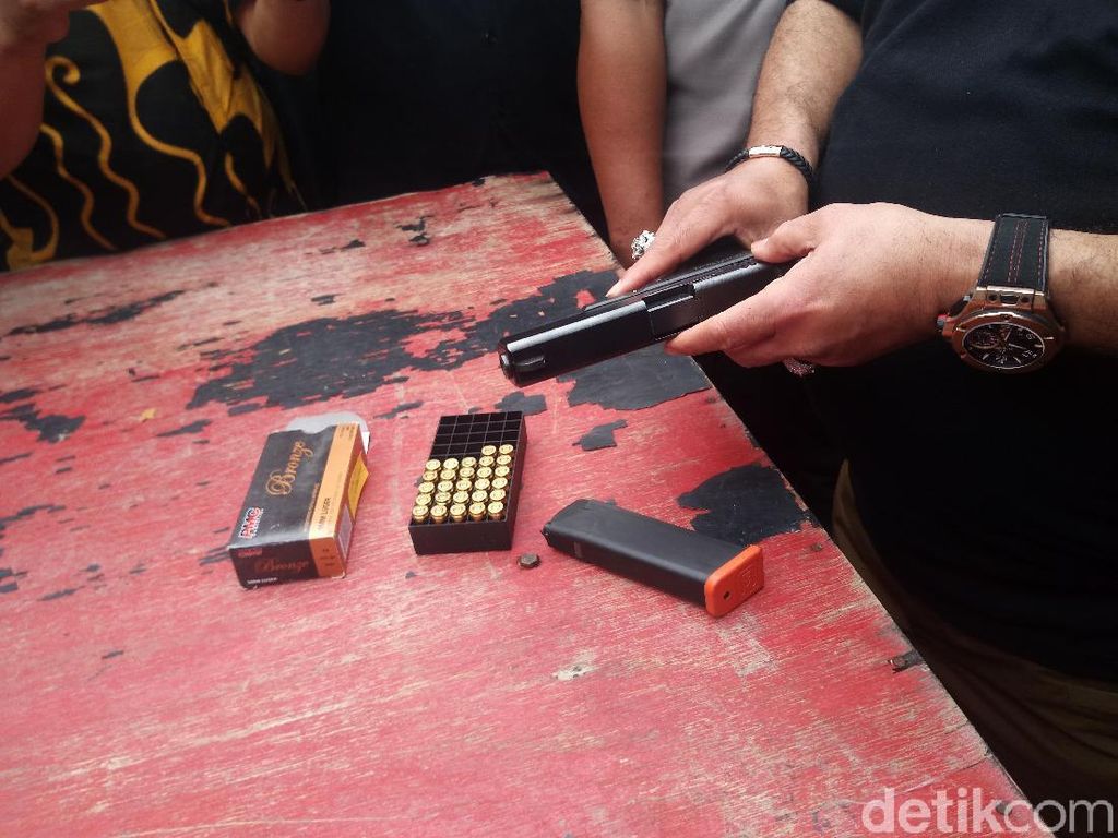 Polisi Uji Tembak Pistol Peluru Nyasar DPR di Mako Brimob Depok Polisi Uji Tembak Pistol Peluru Nyasar DPR di Mako Brimob Depok
