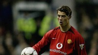Gol pertama Ronaldo untuk MU tercipta ke gawang Portsmouth. Meski masih sering jadi pemain pengganti, Ronaldo bisa mencetak gol pertamanya saat dia diberi kesempatan jadi eksekutor tendangan bebas. MU menang 3-0 ketika itu. (Alex Livesey/Getty Images)