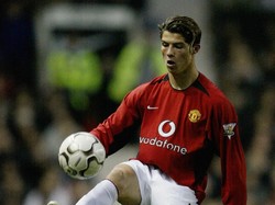 Gol pertama Ronaldo untuk MU tercipta ke gawang Portsmouth. Meski masih sering jadi pemain pengganti, Ronaldo bisa mencetak gol pertamanya saat dia diberi kesempatan jadi eksekutor tendangan bebas. MU menang 3-0 ketika itu. (Alex Livesey/Getty Images)
