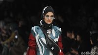 9 Busana Terbaru Dian Pelangi di JFW 2019: Saat Hijabers Tampil Sporty