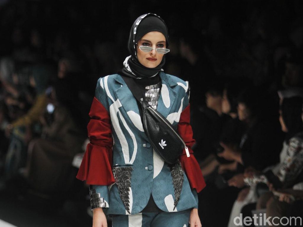 9 Busana Terbaru Dian Pelangi di JFW 2019: Saat Hijabers Tampil Sporty 9 Busana Terbaru Dian Pelangi di JFW 2019: Saat Hijabers Tampil Sporty