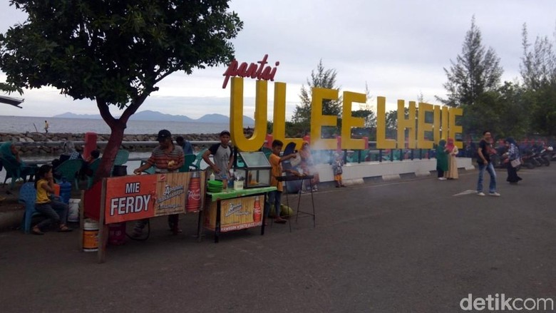 Foto: Kawasan Ulee Lheue yang asyik buat habiskan sore (Agus Setyadi/detikTravel)