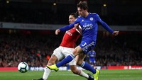 Leicester akhirnya unggul lebih dulu lewat gol bunuh diri Hector Bellerin. Bola tendangan Ben Chilwell membentur bek Arsenal itu. Foto: Andrew Boyers/Action Images via Reuters