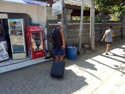 Imigrasi Cari Bule Pengais Sampah yang Viral di Pantai Sanur
