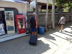 Imigrasi Cari Bule Pengais Sampah yang Viral di Pantai Sanur Imigrasi Cari Bule Pengais Sampah yang Viral di Pantai Sanur