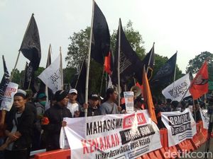Bawa Bendera Tauhid, Massa Gema Pembebasan Beraksi di Depan Istana Bawa Bendera Tauhid, Massa Gema Pembebasan Beraksi di Depan Istana