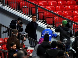 Juventus akan menghadapi Manchester United di Old Trafford, Rabu (24/10/2018) dini hari WIB, dalam matchday ketiga Liga Champions Grup H. Jelang pertandingan, Ronaldo melakukan kunjungan ke Old Trafford. (Foto: Jason Cairnduff/Reuters)