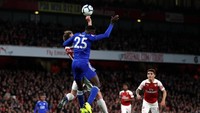 Leicester sempat mengklaim penalti setelah Rob Holding dinilai melakukan handball. Namun wasit tak mengindahkan. Foto: Andrew Boyers/Action Images via Reuters