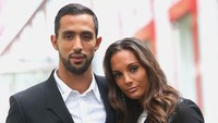 Mehdi Benatia bersama sang istri, Cecile Benita. Dukungan wanita secantik ini tentu bikin penampilan Benatia di lini belakang semakin yahud. (Istimewa)