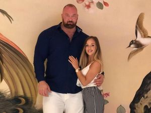 Kisah Cinta Pria Raksasa dengan Wanita Mungil yang Berakhir di Pernikahan