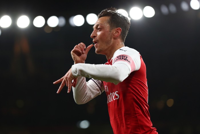 LONDON, ENGLAND - OCTOBER 22:  Mesut Ozil of Arsenal celebrates after he scores his sides first goal during the Premier League match between Arsenal FC and Leicester City at Emirates Stadium on October 22, 2018 in London, United Kingdom.  (Photo by Clive Rose/Getty Images)