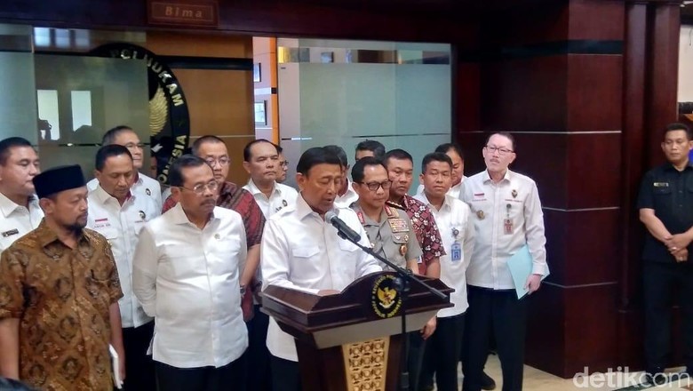Pembakaran Bendera Berkalimat Tauhid, Wiranto Minta Masyarakat Tenang Pembakaran Bendera Berkalimat Tauhid, Wiranto Minta Masyarakat Tenang