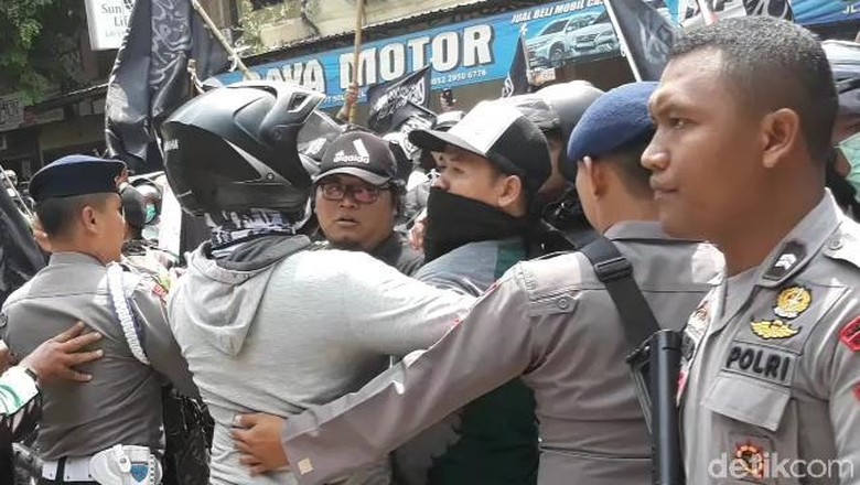 Massa Aksi Bela Kalimat Tauhid di Depan PCNU Solo Sempat Memanas