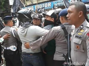 Massa Aksi Bela Kalimat Tauhid di Depan PCNU Solo Sempat Memanas Massa Aksi Bela Kalimat Tauhid di Depan PCNU Solo Sempat Memanas