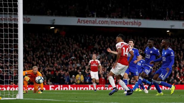 Aubameyang jadi bintang Arsenal saat lawan Leicester.