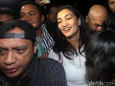 Penuhi Panggilan Polisi, Atiqah Hasiholan Tebar Senyuman