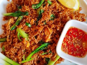 Biar Melek dan Segar, Sarapan Saja Nasi Goreng Pedas Enak Ini