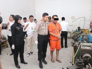 Polisi Gerebek Gudang Produksi Alkes Ilegal di Gresik