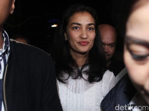 Diam dan Senyuman Atiqah Hasiholan Usai Diperiksa Kasus Hoax Ratna Sarumpaet