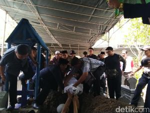 Tjahjo Kumolo Hadiri Pemakaman Mertuanya di Semarang
