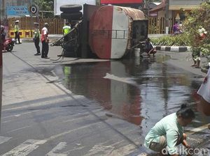 Truk Tangki Terguling, 50 Ribu Liter Minyak Tumpah Jadi Rebutan