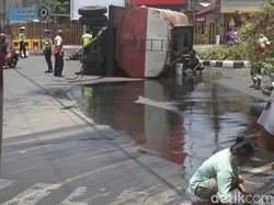 Truk Tangki Terguling, 50 Ribu Liter Minyak Tumpah Jadi Rebutan