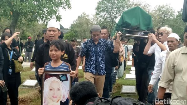 Keluarga Ikhlas dan Tabah di Pemakaman Titi Qadarsih
