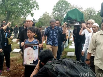 Keluarga Ikhlas dan Tabah di Pemakaman Titi Qadarsih