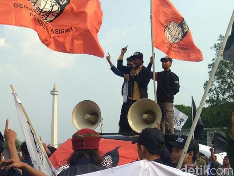 Bawa Bendera Tauhid, Massa Gema Pembebasan Aksi di Depan Istana