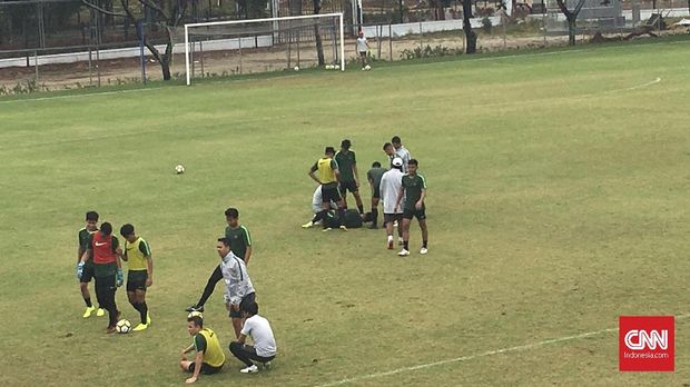 Egy Maulana Vikri dan Saddil Ramdani terjatuh dalam sesi latihan Timnas Indonesia U-19.