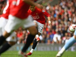 Gol terakhir Ronaldo untuk MU dia lesakkan saat tampil di Derby Manchester melaui tendangan bebas yang berbelok arah karena membentur pemain lawan. Itu merupakan golnya yang ke-26 di sepanjang musim, atau yang ke-118 sejak tiba di Old Trafford. Di musim panas 2009, Ronaldo hengkang ke Real Madrid (Alex Livesey/Getty Images)
