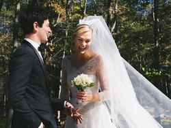 Terciduk! Karlie Kloss Asyik Makan Kue Pernikahannya Jam 2 Pagi