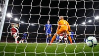 Penampilan Oezil mulai panas menjelang babak pertama tuntas. Ia mencetak gol ke gawang Kasper Schmeichel, untuk menyamaka skor menjadi 1-1. Sebelumnya Arsenal tertinggal lewat gol bunuh diri Hector Bellerin. (Foto: Clive Rose/Getty Images)