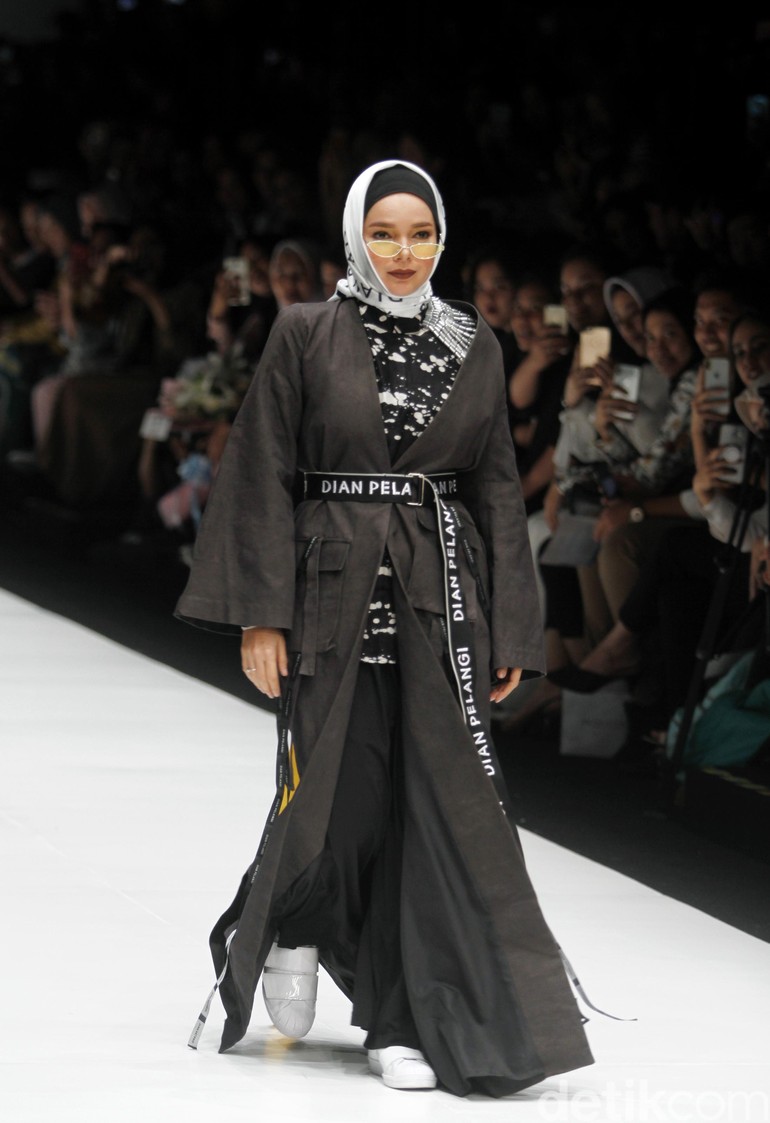 9 Busana Terbaru Dian Pelangi Di JFW 2019 Saat Hijabers Tampil Sporty